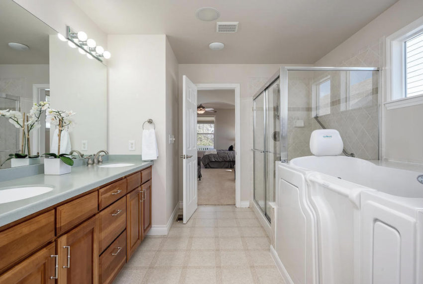 2784-elmira-street-denver-co-80238-large-026-032-Master Bath-1500x999-72dpi