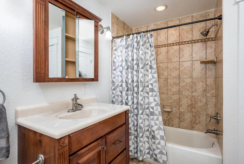 8604-e-28th-ave-denver-co-80238-large-046-040-Bathroom-1500x998-72dpi