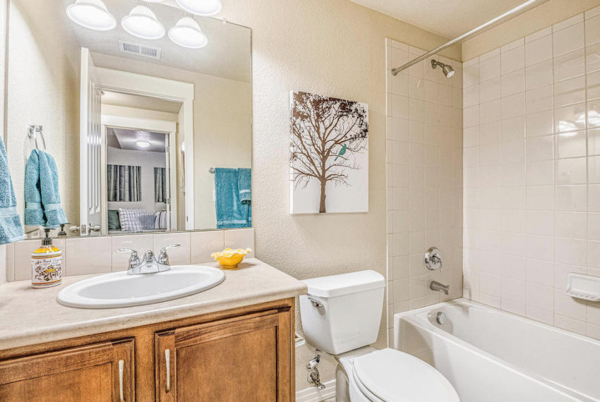 9167-e-29th-pl-denver-co-80238-large-033-017-Lower Level Bathroom-1500x1000-72dpi